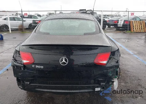 2017 Mercedes-Benz C 300 z USA, uszkodzony, nr VIN WDDWJ4JB7HF585480